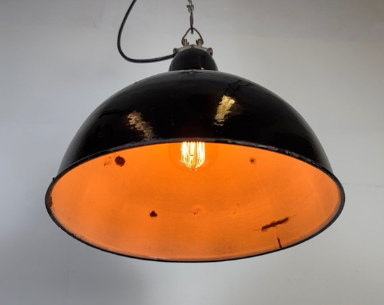 Image 1 of Industriële zwarte geëmailleerde fabriekslamp met gietijzeren bovenkant, jaren 50