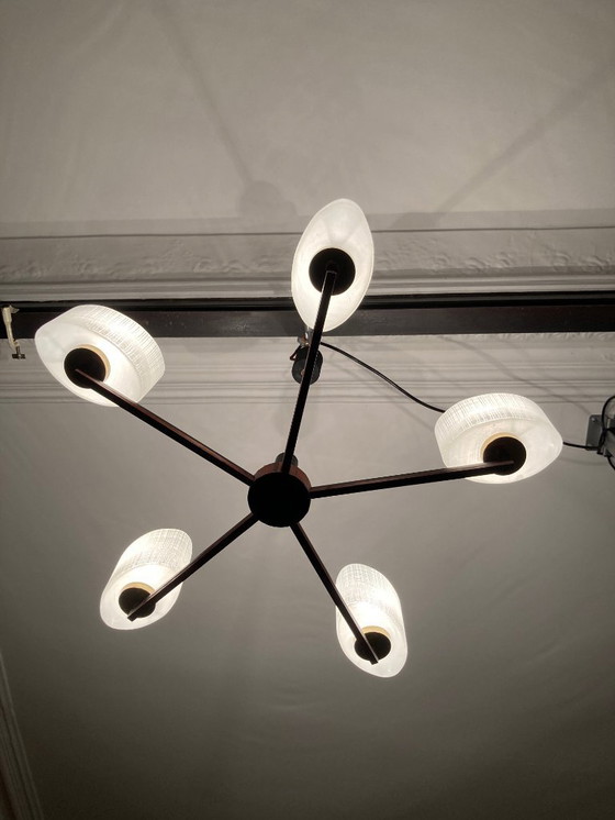 Image 1 of Skandinavischer 5-flammiger Kronleuchter aus Teakholz, Messing und Opalinschirmen