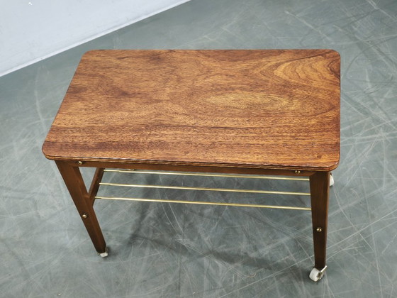 Tavolino danese in teak degli anni '60 con portariviste in ottone e rotelle, Tavolini, Legno, Metallo (foto 10 di 11)