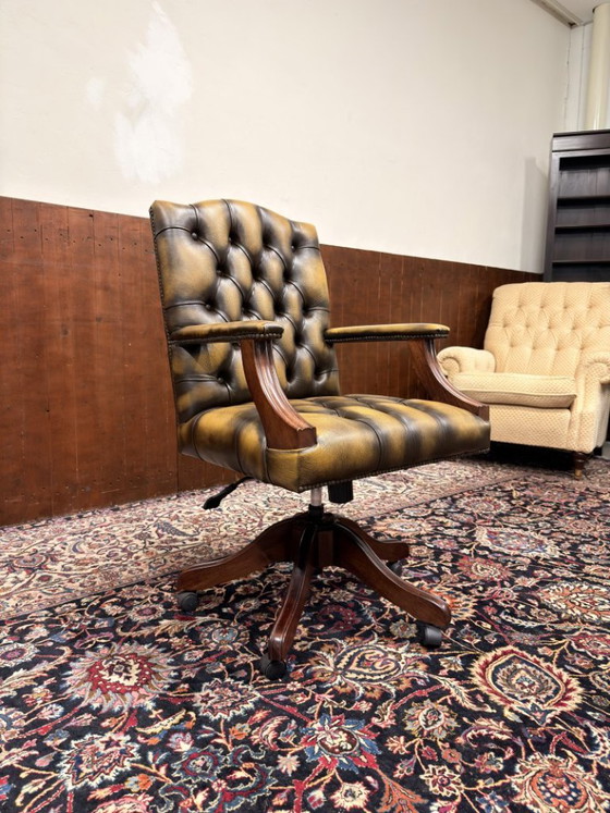 Neu! Klassischer englischer Chesterfield Bürostuhl – Delta Chesterfield, Bürostühle, Leather, Metal (photo 8 of 9)