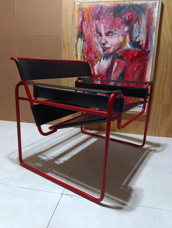 Image 1 of Bolso Knoll Wassily B3 rojo mate, nuevo-usado, en piel negra, de Marcel Breuer.