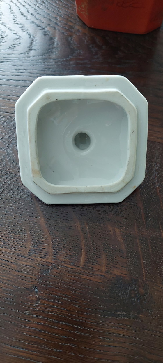 Image 1 of Caja de té de porcelana asiática antigua con esmalte rojo.