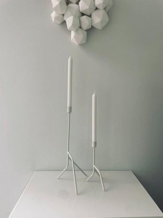 Image 1 of Set di 2 candelabri artigianali dal design storto in metallo bianco.