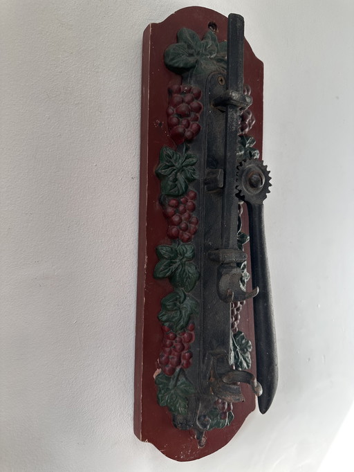 Ouvre-bouteille mural ancien en fonte à motif de raisin – style auberge (vers 1900)