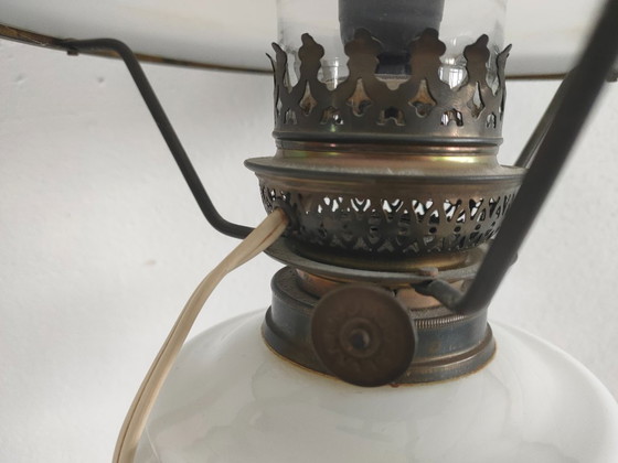 Lampe à huile antique vintage en verre opale (convertie) grande, Métal, Blanc, Klassiek (photo 6 sur 13)