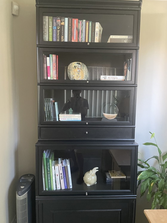 Image 1 of Schwarzes Bücherregal mit Glastüren und Schubladen