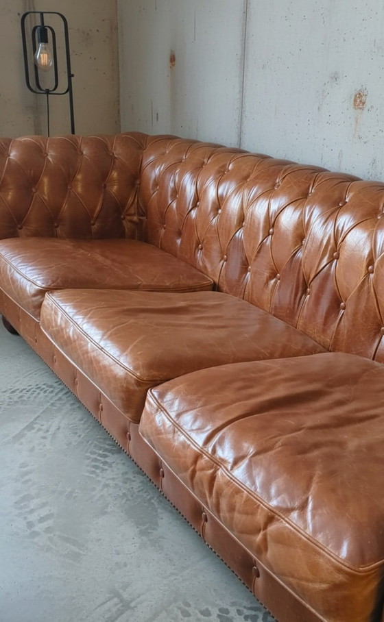 Image 1 of Braunes Chesterfield 4-Sitzer-Sofa