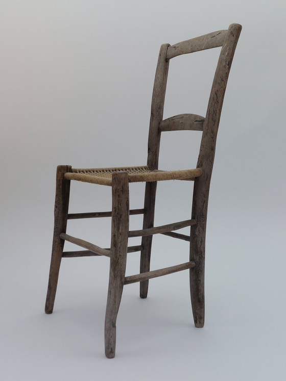 Image 1 of Silla antigua de madera de estilo folclórico francés con pátina y tejido de cuerda.