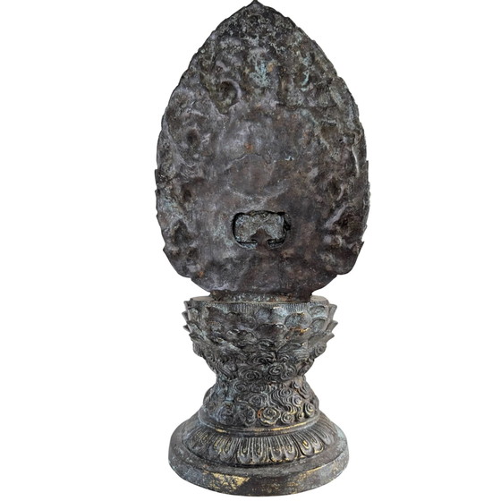 La Patrona della Compassione – Guanyin Cinese Monumentale su Base di Loto – 36.5 cm – 3.5 kg – Sculture (photo 5 of 8)