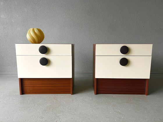 Image 1 of Nachtkastje-Set aus der Mitte des Jahrhunderts in Weiß/Teakholz – Jaren 60/70