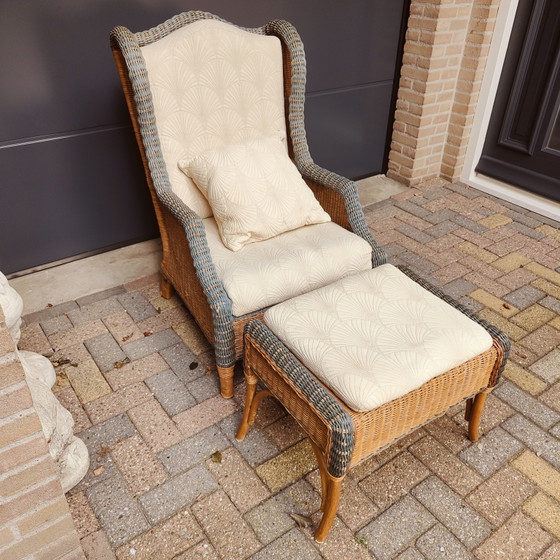Image 1 of Poltrona lounge e poggiapiedi in rattan in stile French Grange.