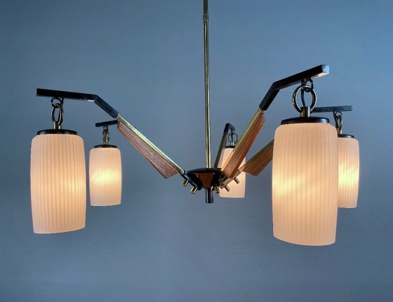 Image 1 of Vintage Italiaanse vijf-lichts kroonluchter uit 1950 in messing, hout en opaline glazen lampenkappen.