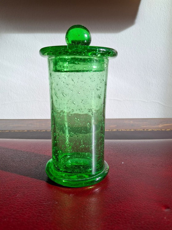 Image 1 of Porta caramelle per bambini meritevoli in vetro a bolle di Biot, noto come barattolo da farmacia con il suo coperchio, firmato