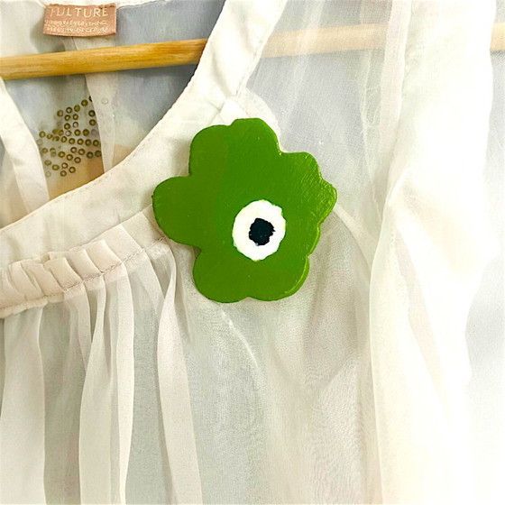 Image 1 of Broche flor verde woden estilo Marimekko hecho a mano