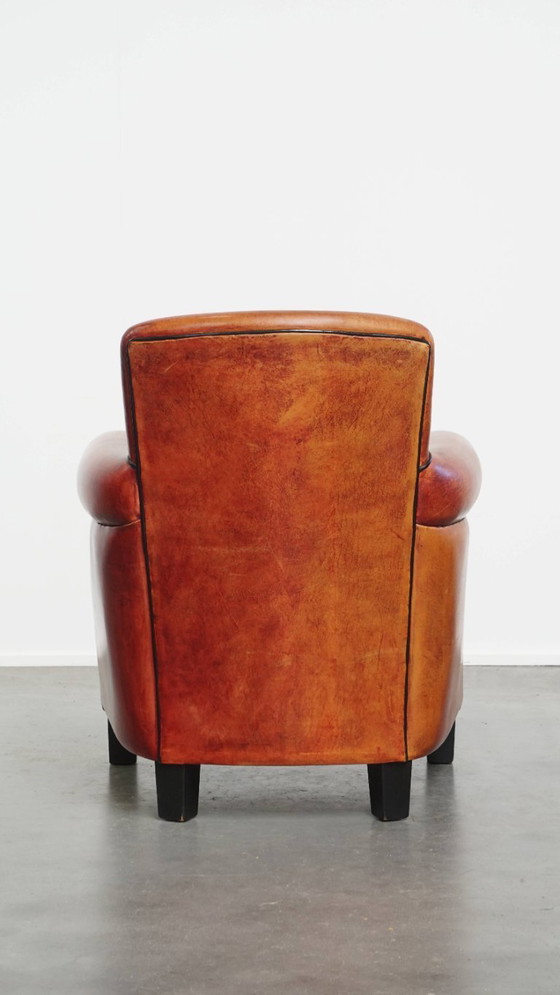 Image 1 of Fauteuil gemaakt van schapenleer in een rood/ bruine kleur