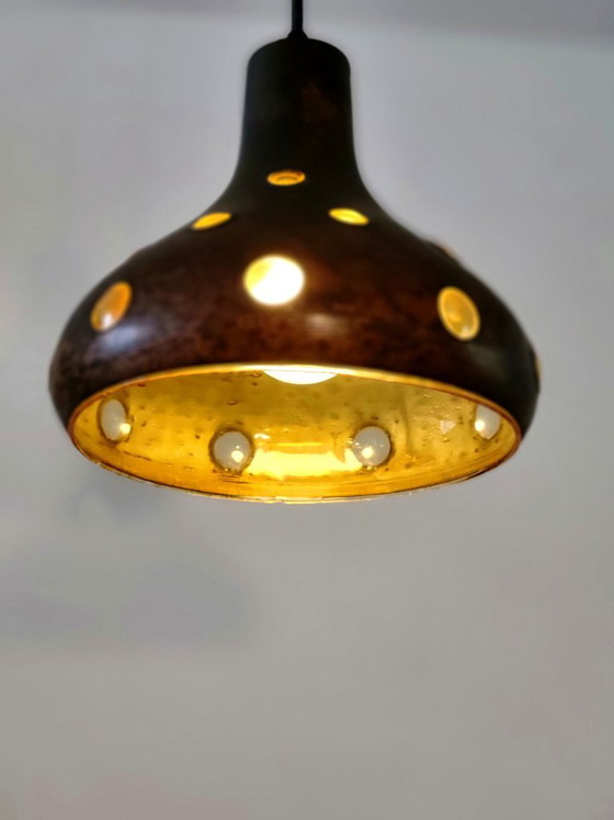 Set van 2 Brutalistische koperen en amber kleurig glazen hanglampen van Peill & Putzler – Glass, Copper (photo 5 of 8)