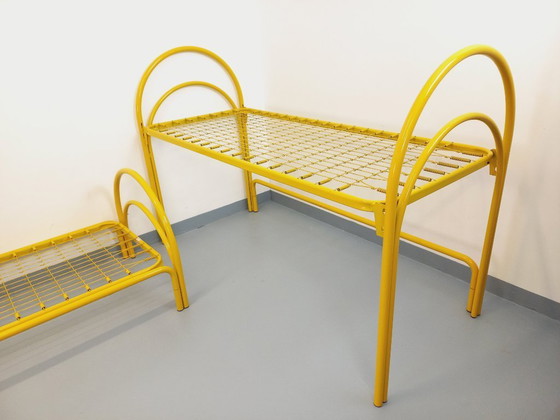 Image 1 of Twee vintage Italiaanse Maretto Marflex stapelbedden van geel metaal uit de jaren 80.