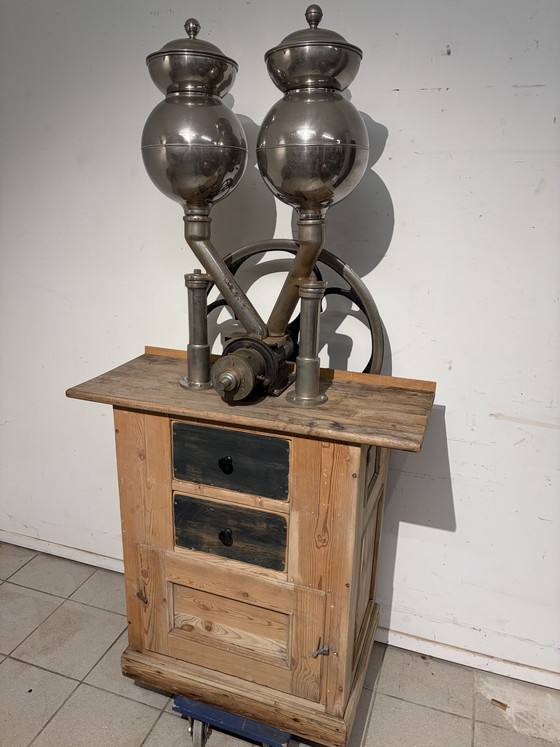 Image 1 of Raro macinacaffè di grandi dimensioni con grande ruota in ferro e base in pino; i cassetti sono di epoca successiva.