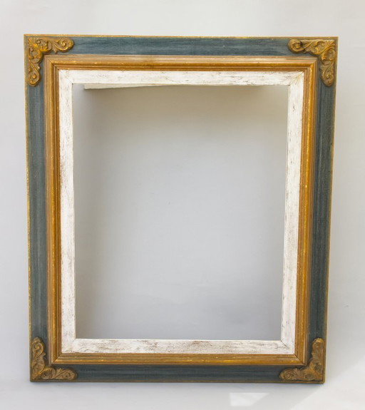 Gerestaureerde antieke houten lijst. Vintage houten lijst voor een schilderij, spiegel, foto, enz. Lijst met ornamenten.
