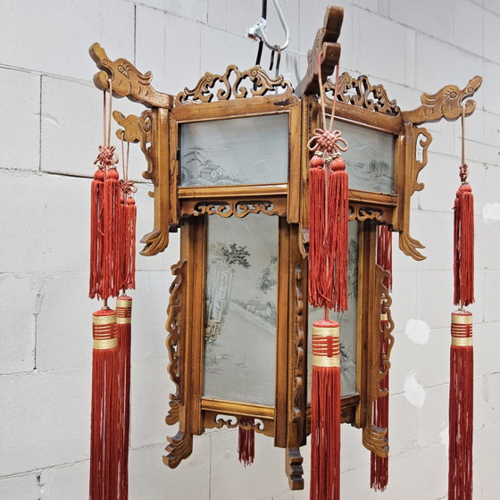 Image 1 of Lanterne/suspension chinoise vintage en bois avec panneaux de verre et scènes traditionnelles