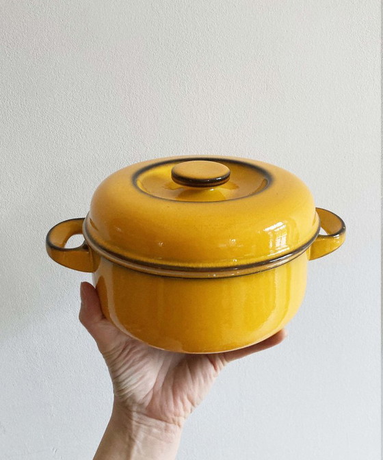 Image 1 of Servizio da tavola vintage color giallo ocra - Thomas Scandic. Ciotole, caraffa e tegamino in stile retrò.