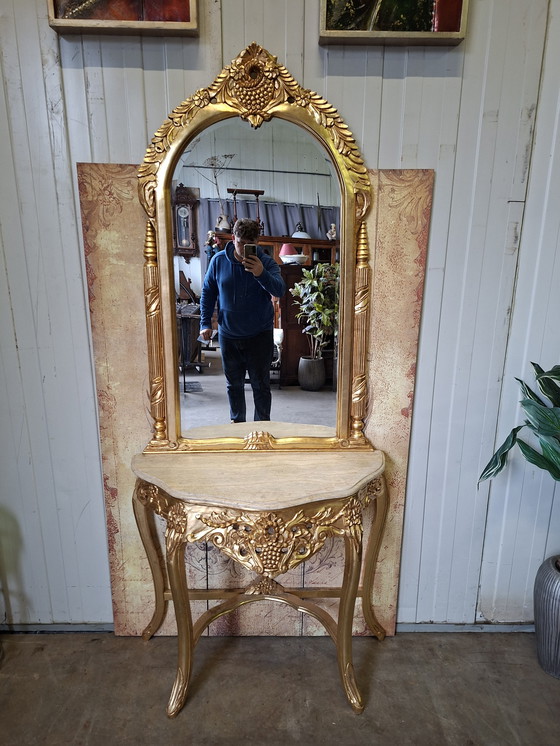 Image 1 of Klassischer, reich verzierter, goldfarbener Halbmond-Wandtisch, Schminktisch mit Marmorplatte und facettiertem Spiegelständer