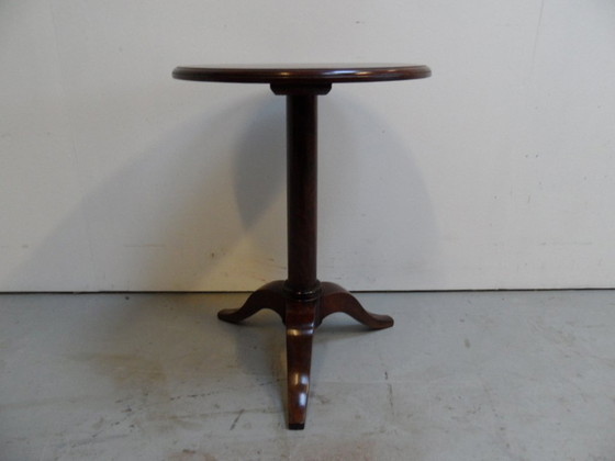 Image 1 of Table d'appoint ronde vintage en acajou