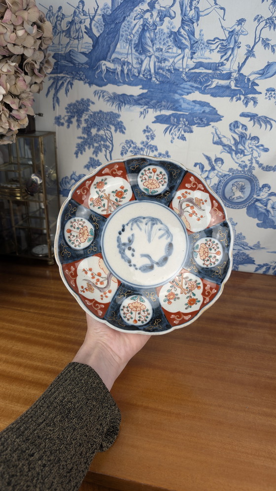 Image 1 of Piatto in porcellana Imari firmato con decori a primavera giapponesi della fine del XIX secolo