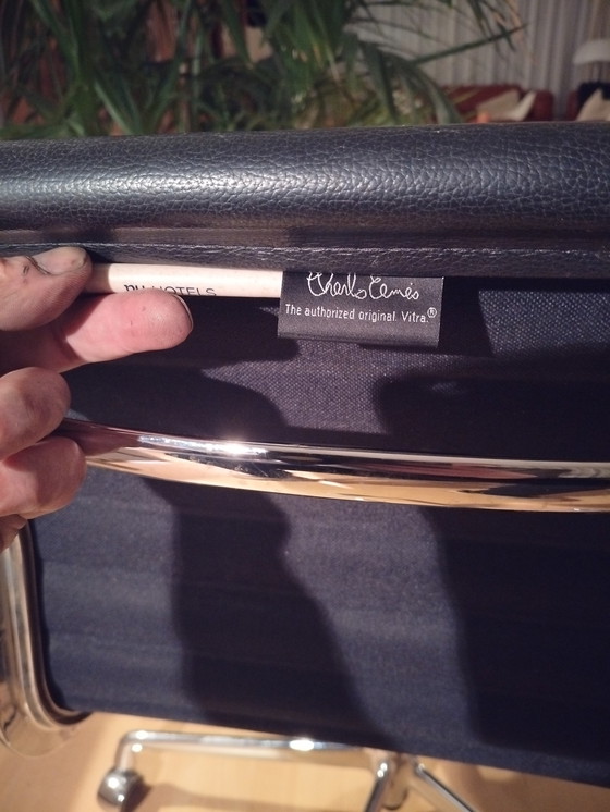 Image 1 of Vitra bureau stoel Charles en Ray Aemes