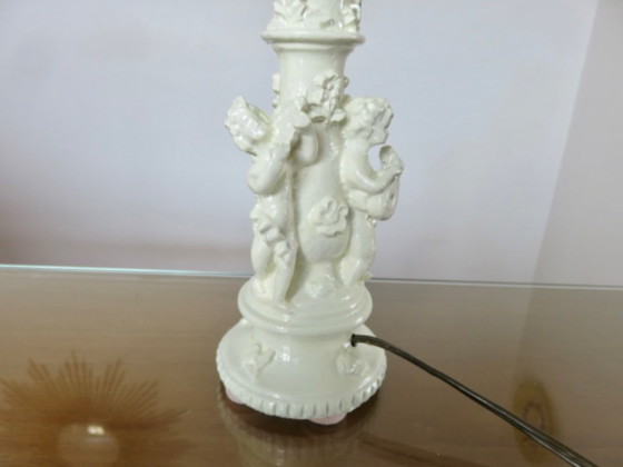 Image 1 of Par de lámparas de mesilla con forma de querubines, en resina blanca, 1970.