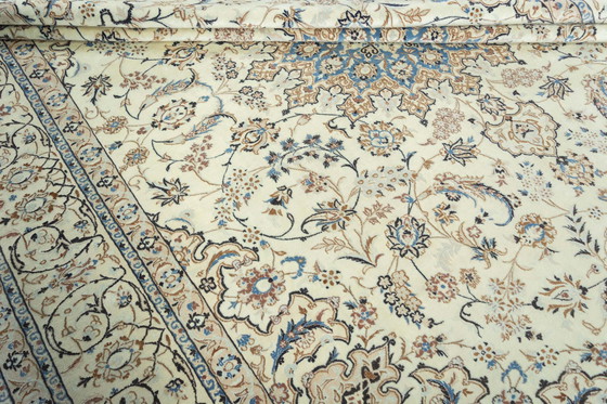Image 1 of Hand-knotted Persian carpet Nain 9La - 418 x 300 cm - With silk content & fine medallion design