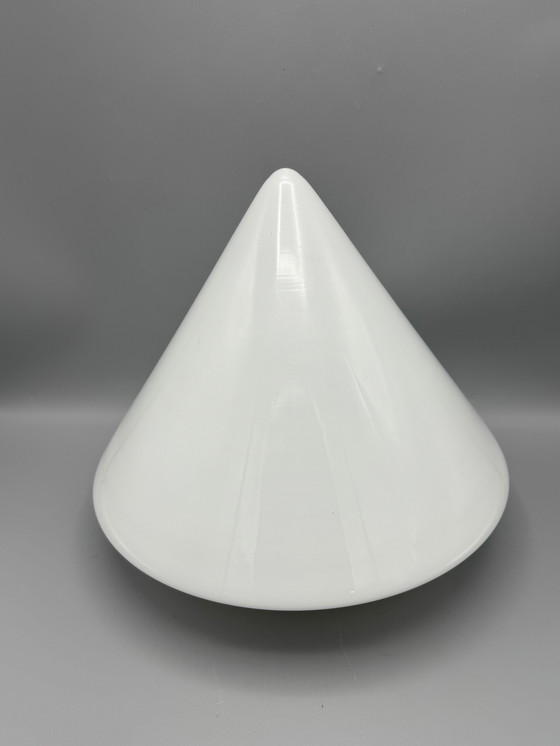 Image 1 of Plafonnier avec abat-jour conique en verre et monture en laiton