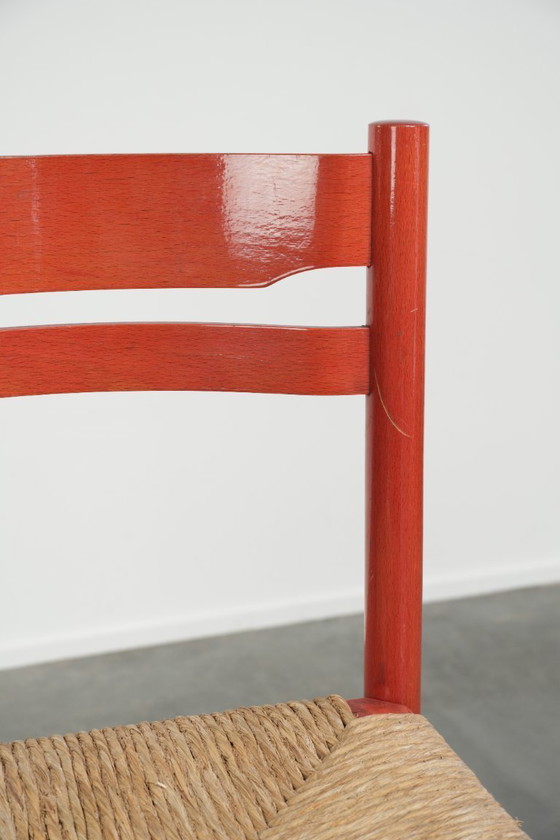 Image 1 of Sedia vintage in legno rosso degli anni '70 con seduta in canna intrecciata.