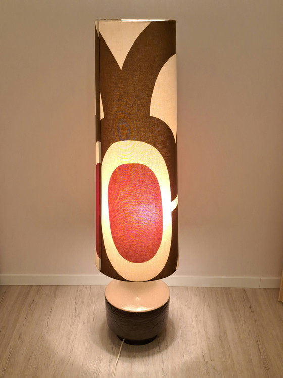 Image 1 of Vintage vloerlamp uit de jaren 70 – keramische voet en originele stoffen kap – mid-century/space age