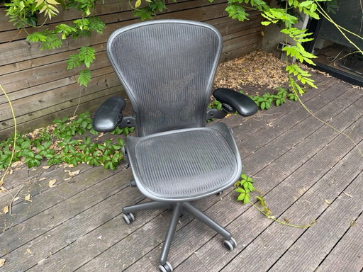 Herman Miller Aeron Bürostuhl mit anthrazitfarbenem Fußkreuz