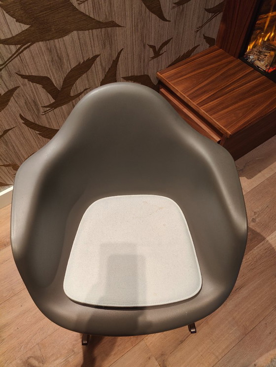 Image 1 of Eames Rar schommelstoel 