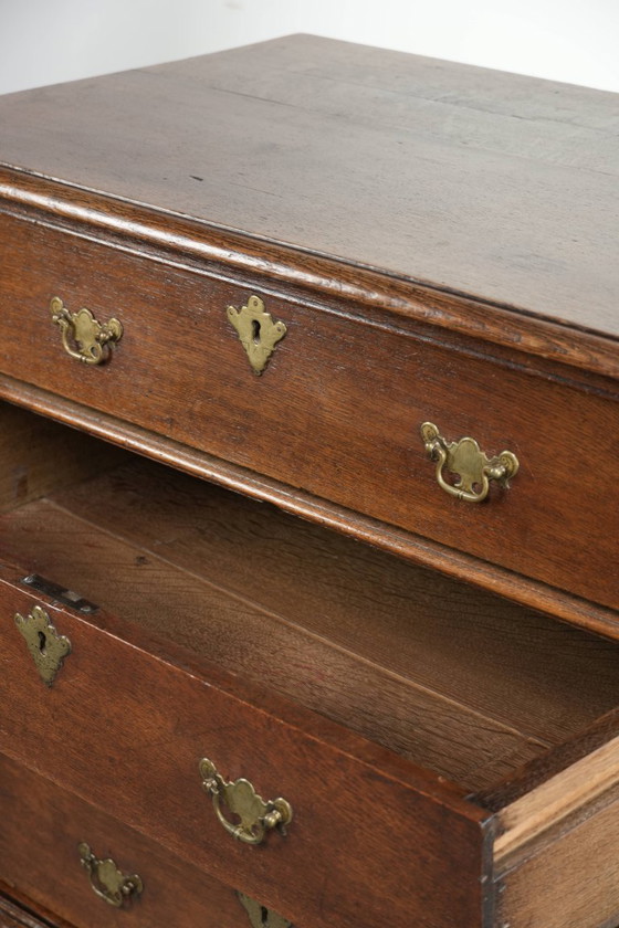 Image 1 of Zeer mooie antieke Engelse 17e eeuwse eikenhouten commode/ ladekast met origineel beslag en bolpoten