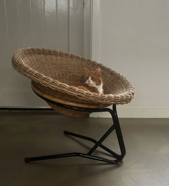 Image 1 of Fauteuil lounge, structure en métal noir, panier en rotin, Rohé Noordwolde, années 1950