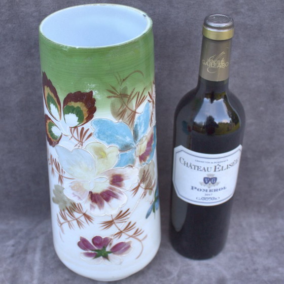 Image 1 of Vaso antico in opalino con dipinto floreale