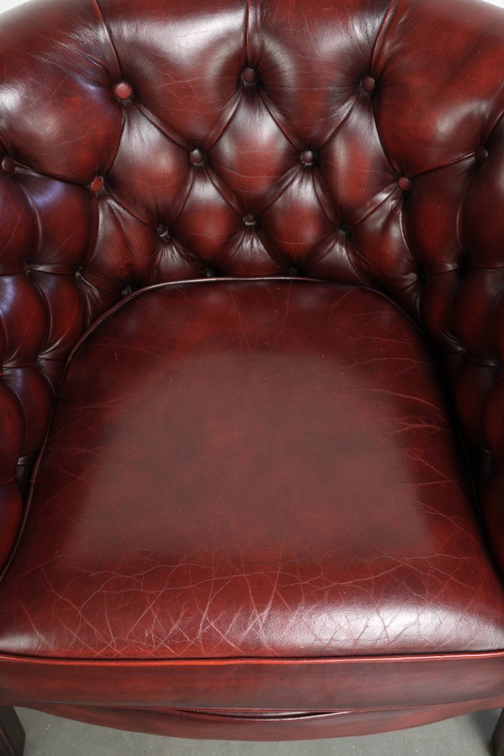 Schöner dezenter Chesterfield Sessel aus Rindsleder in einer begehrten und zeitlosen roten Farbe – Leather (photo 6 of 13)