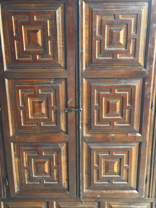 Antiker Kleiderschrank/Schrank im spanischen Stil aus Massivholz mit geschnitzten Paneelen