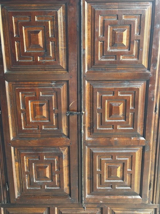 Image 1 of Antiker Kleiderschrank/Schrank im spanischen Stil aus Massivholz mit geschnitzten Paneelen
