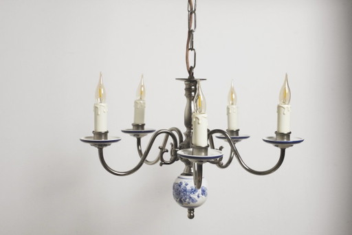 Lustre vintage en porcelaine de Delft bleu et blanc, suspension à 5 bras en céramique hollandaise de style cottagecore.
