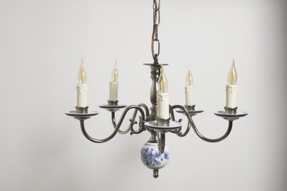 Image 1 of Lustre vintage en porcelaine de Delft bleu et blanc, suspension à 5 bras en céramique hollandaise de style cottagecore.