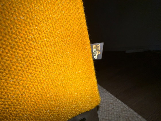 Splendido divano Aikon a 3 posti, disponibile in pronta consegna – Giallo Girasole 🌻 – Design on Stock (photo 16 of 16)