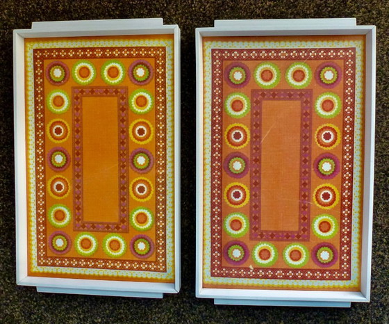 Image 1 of 2x Vassoi vintage in plastica, utilizzabili anche come decorazione da parete.