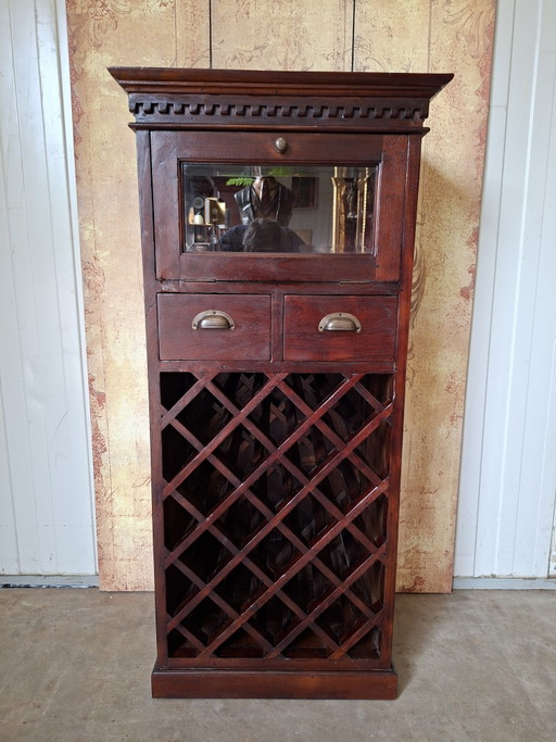 Meuble à vin classique en teck avec porte abattante, dimensions 65x47cm et 140cm de hauteur.