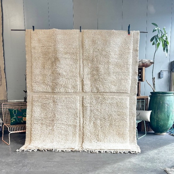 Image 1 of Moderner weißer marokkanischer Mrirt-Wollteppich 200 x 260 cm – Abstrakter handgewebter Berberteppich