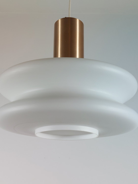 Image 1 of Suspension vintage en verre opale, style milieu du XXe siècle, époque spatiale de la RDA