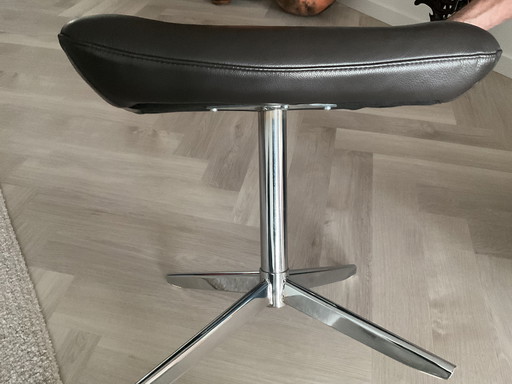 Repose-pieds au design moderne, en chrome et cuir